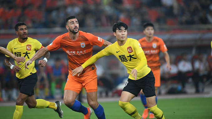 关于鲁能主场逼平恒大，保持不败战绩的信息