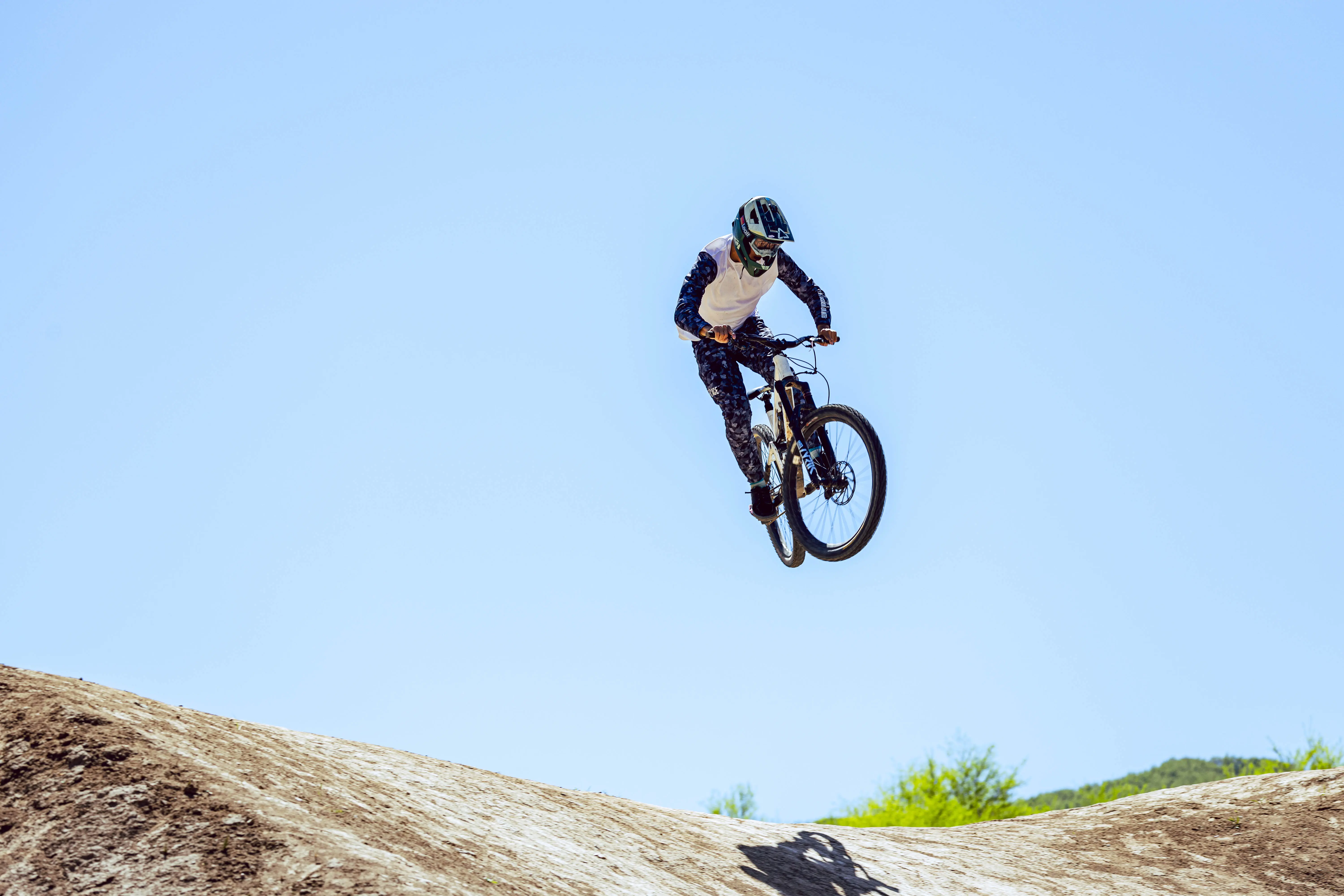 九游体育登录-极限时刻球员奋力跑动，争取胜利