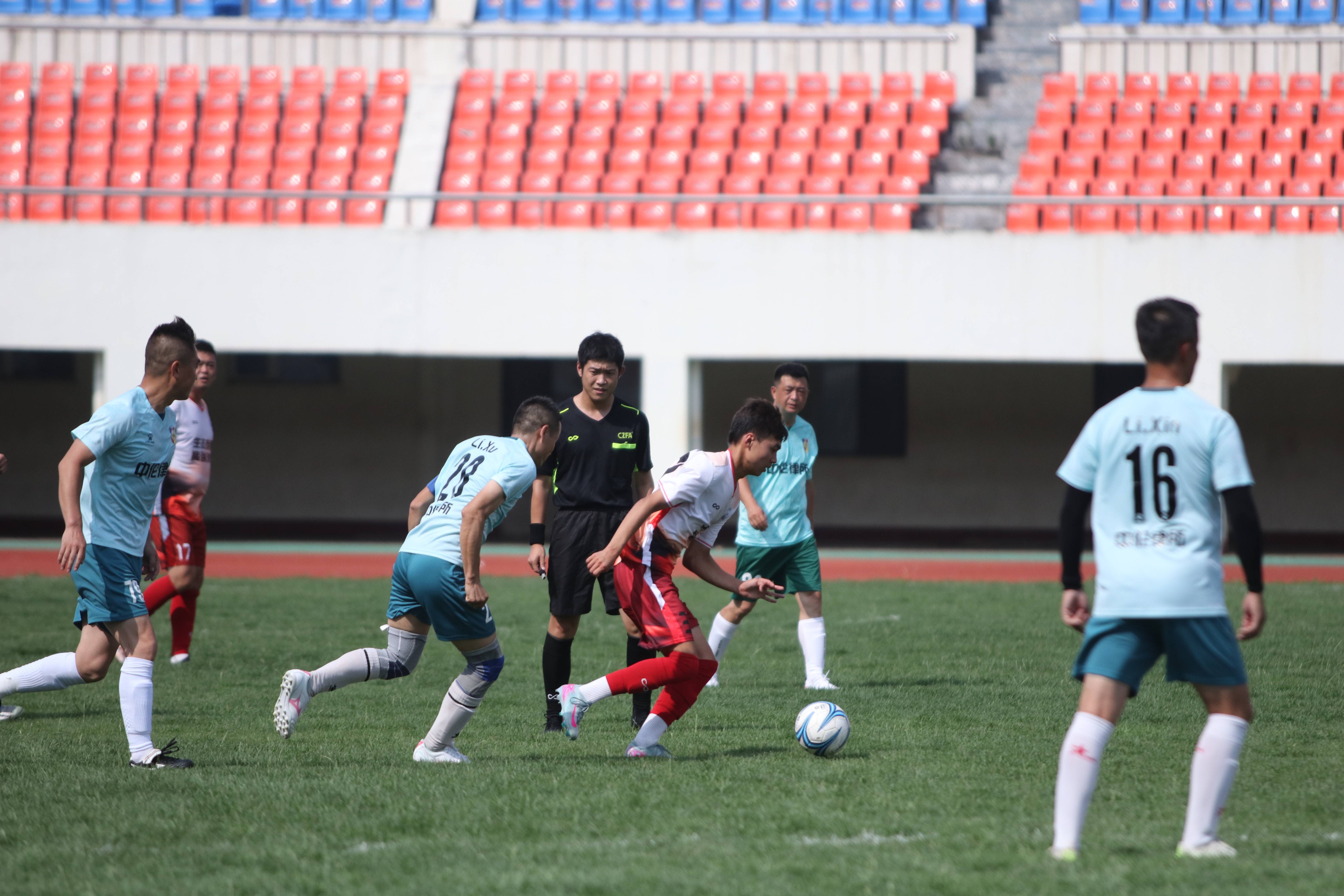 -紧张激烈的比赛中，球队巧妙配合取得胜利