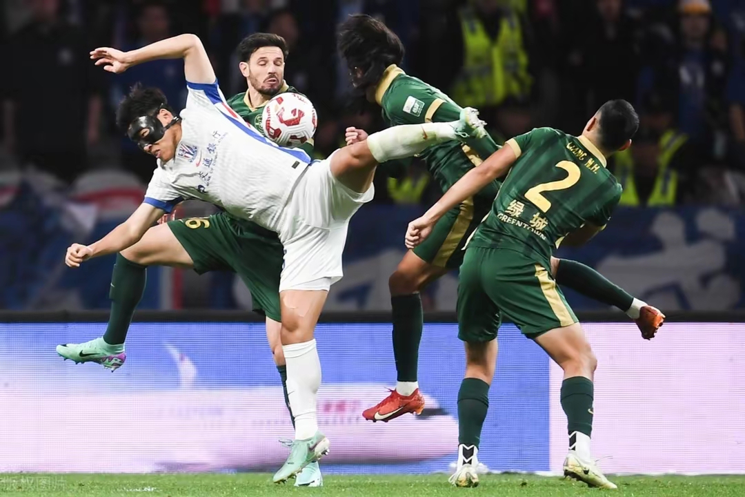 紧张激烈的比赛中，球队巧妙配合取得胜利