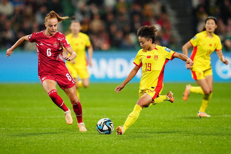 世界杯女足比赛中场休息，球员们调整状态的简单介绍