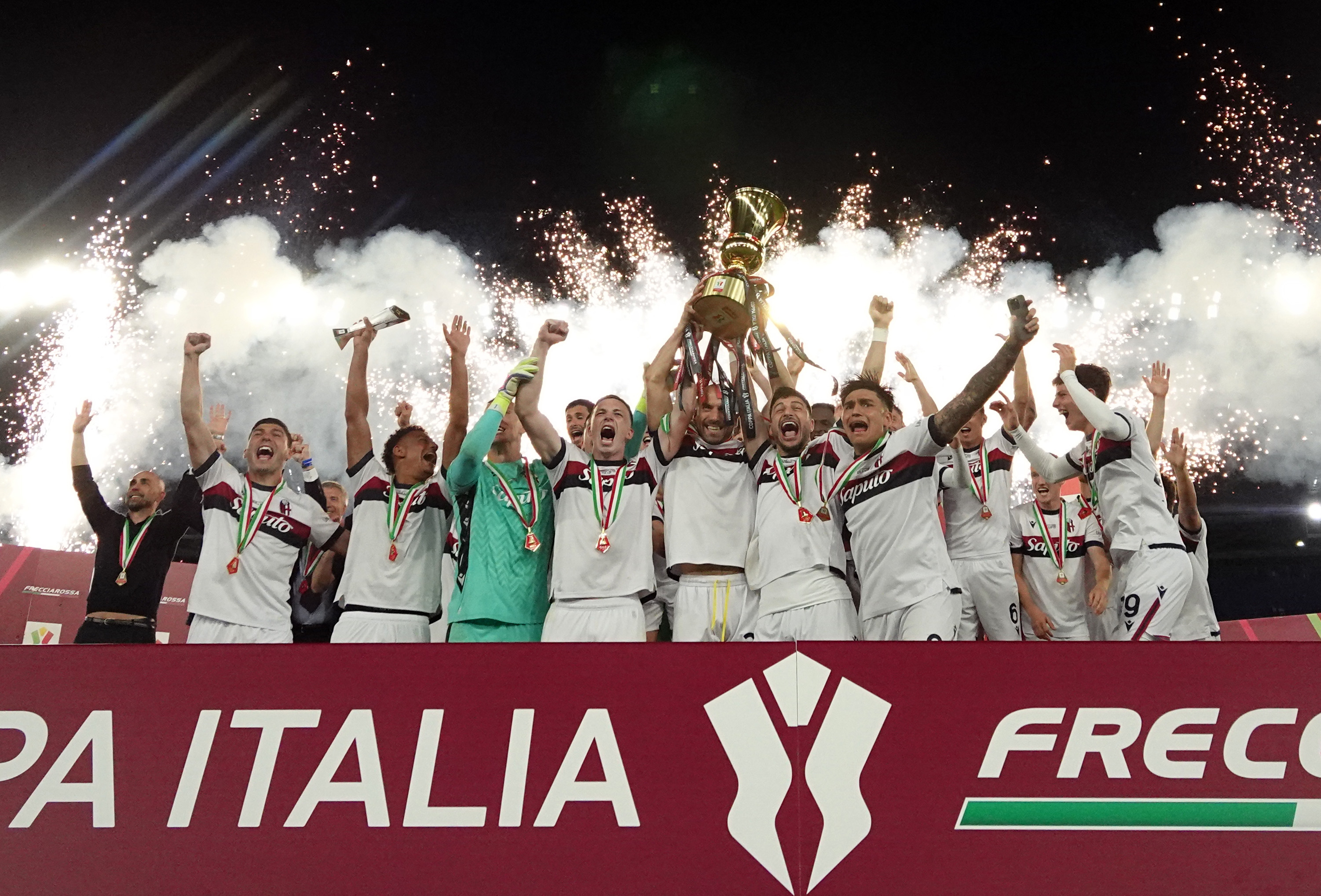 罗马尼亚球队奋力拼搏，取得比赛胜利