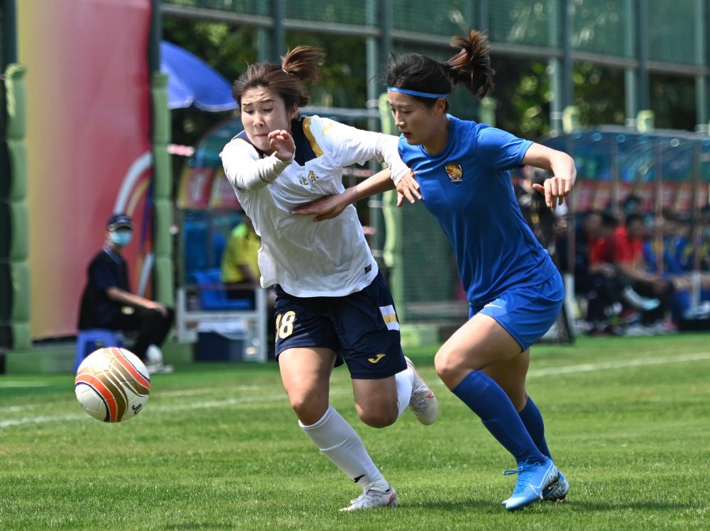 包含体育运动：女足比赛选手齐聚一堂的词条