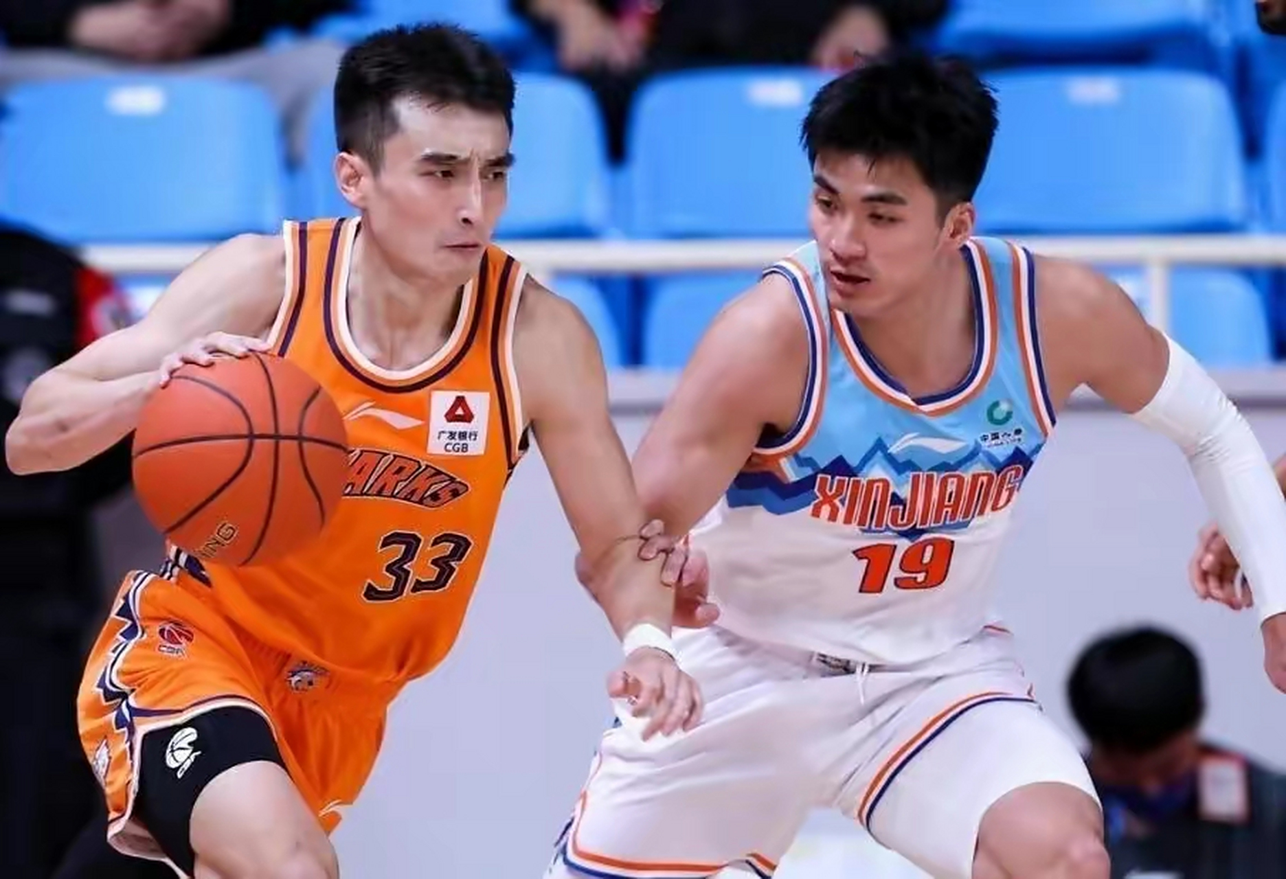 篮球职业选手联手为球队取胜