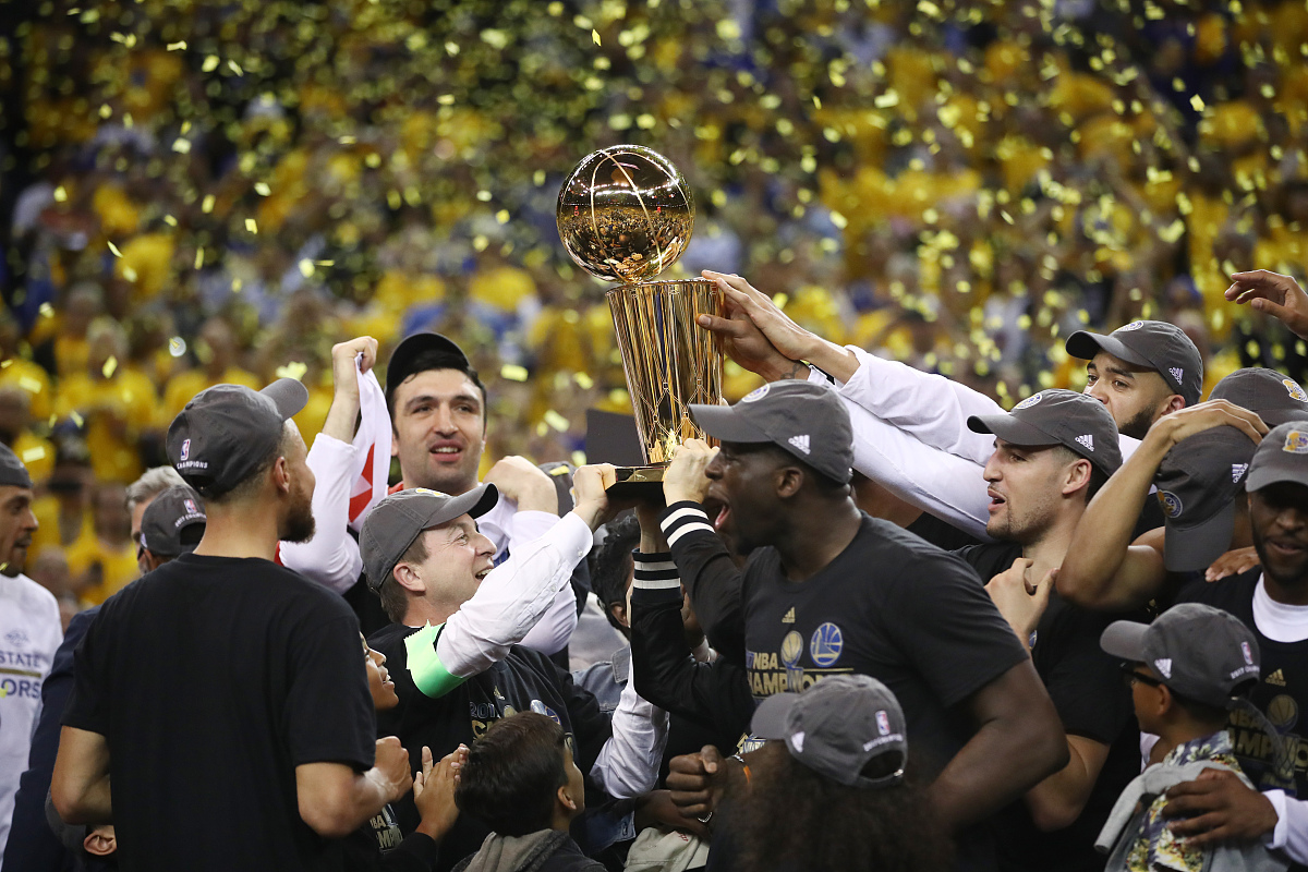 爵士队近期状态神勇，击溃对手