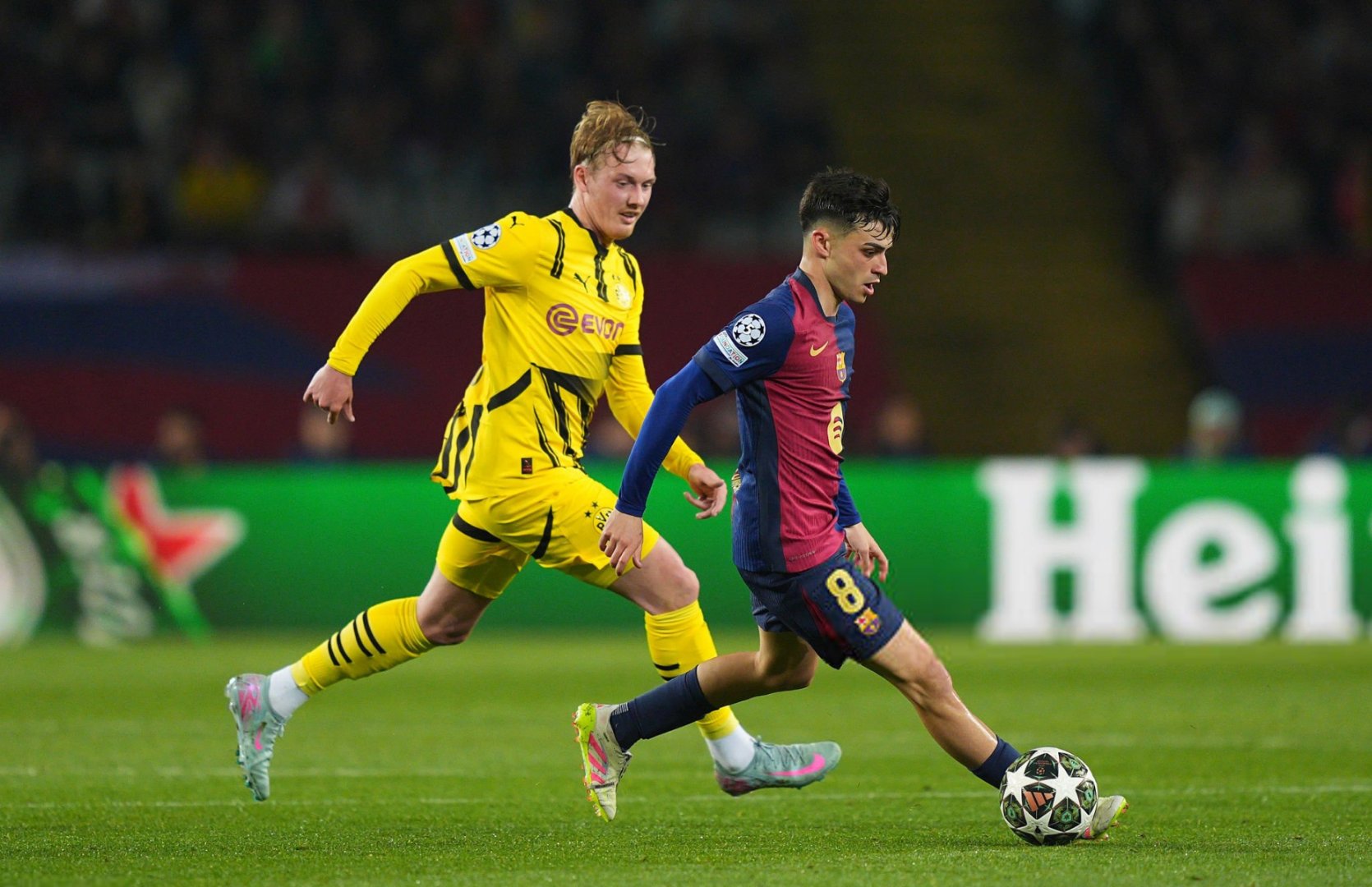 比赛中场表现抢眼，球迷掌声不断