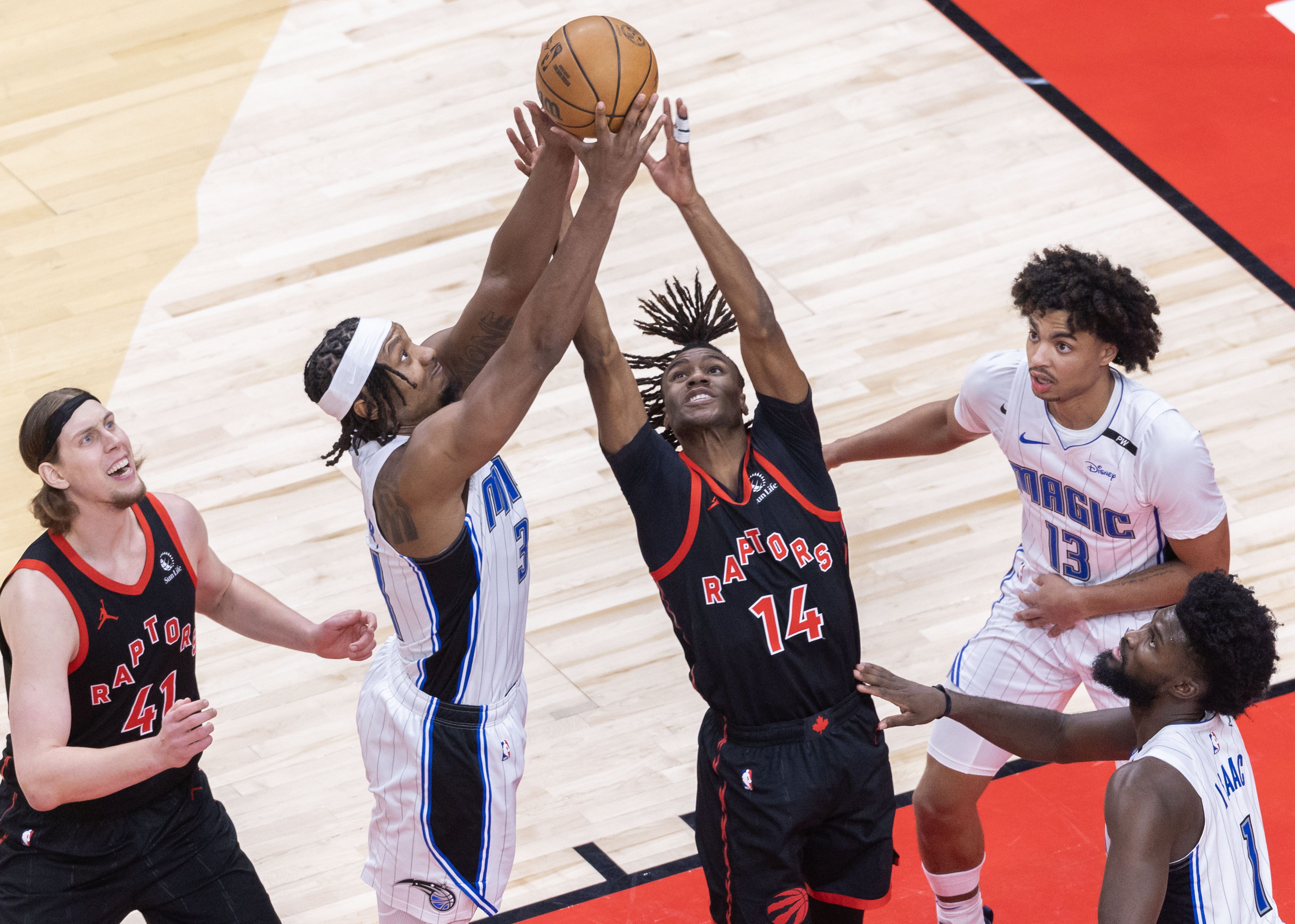 -包含猛龙客场击败奇才，德罗赞全场独揽33分的词条