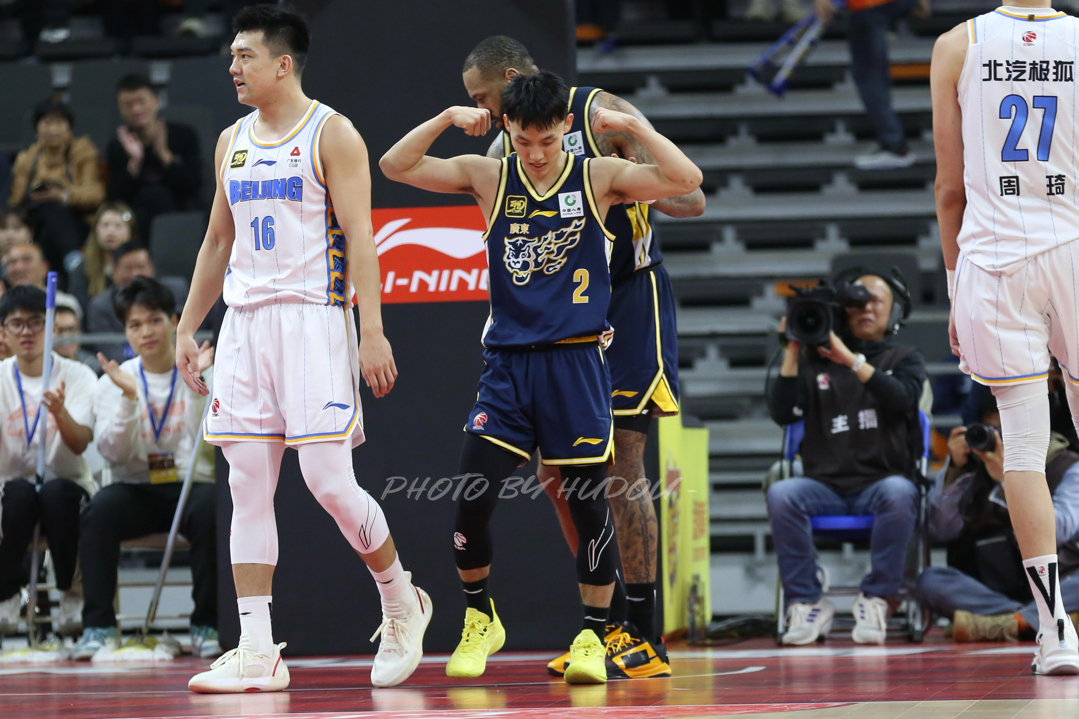 九游体育亚洲官网-广东队在场上力挫对手，继续领跑比赛