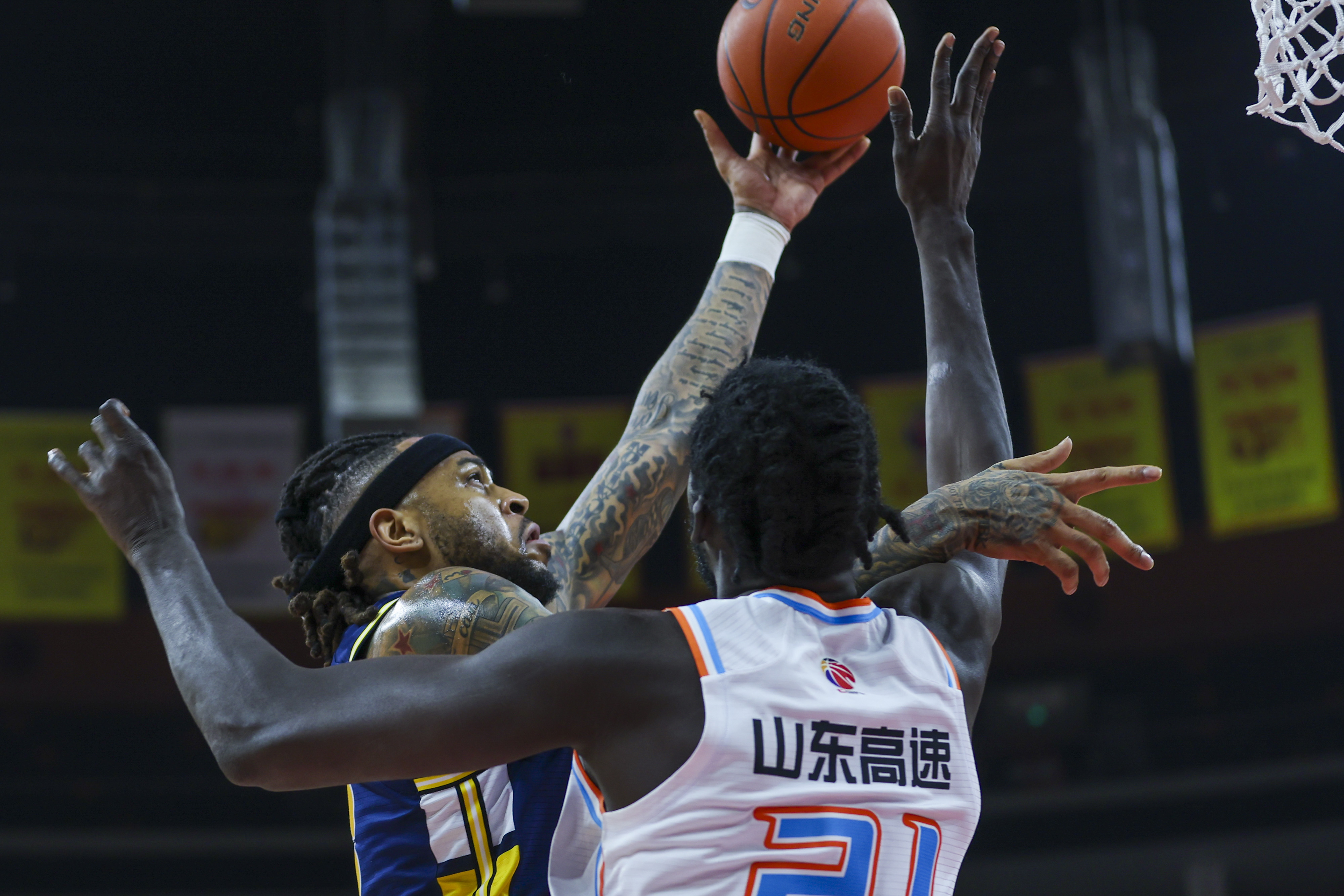 广东队在场上力挫对手，继续领跑比赛