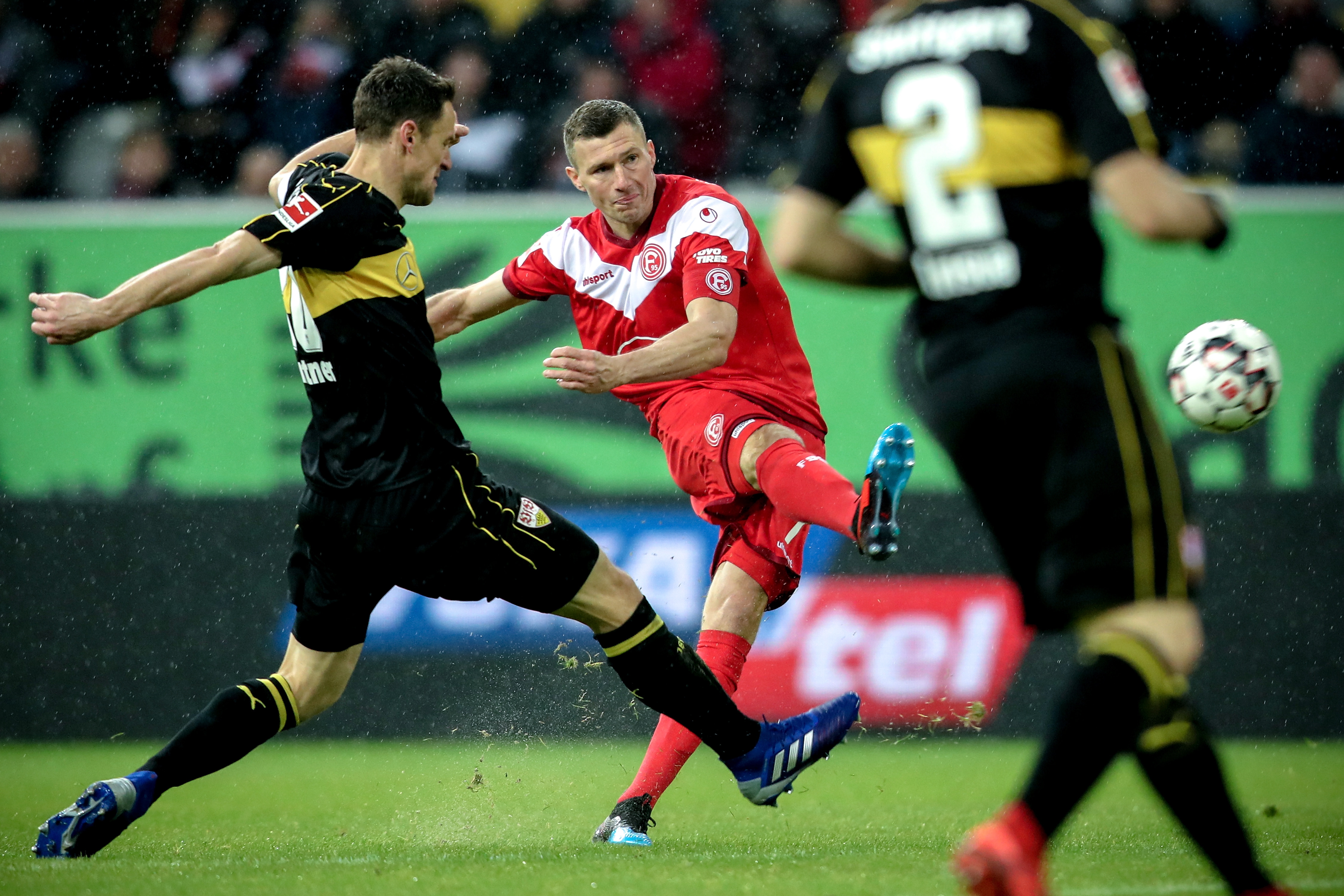 关于凯泽斯劳滕主场大胜科隆，跃居榜首的信息