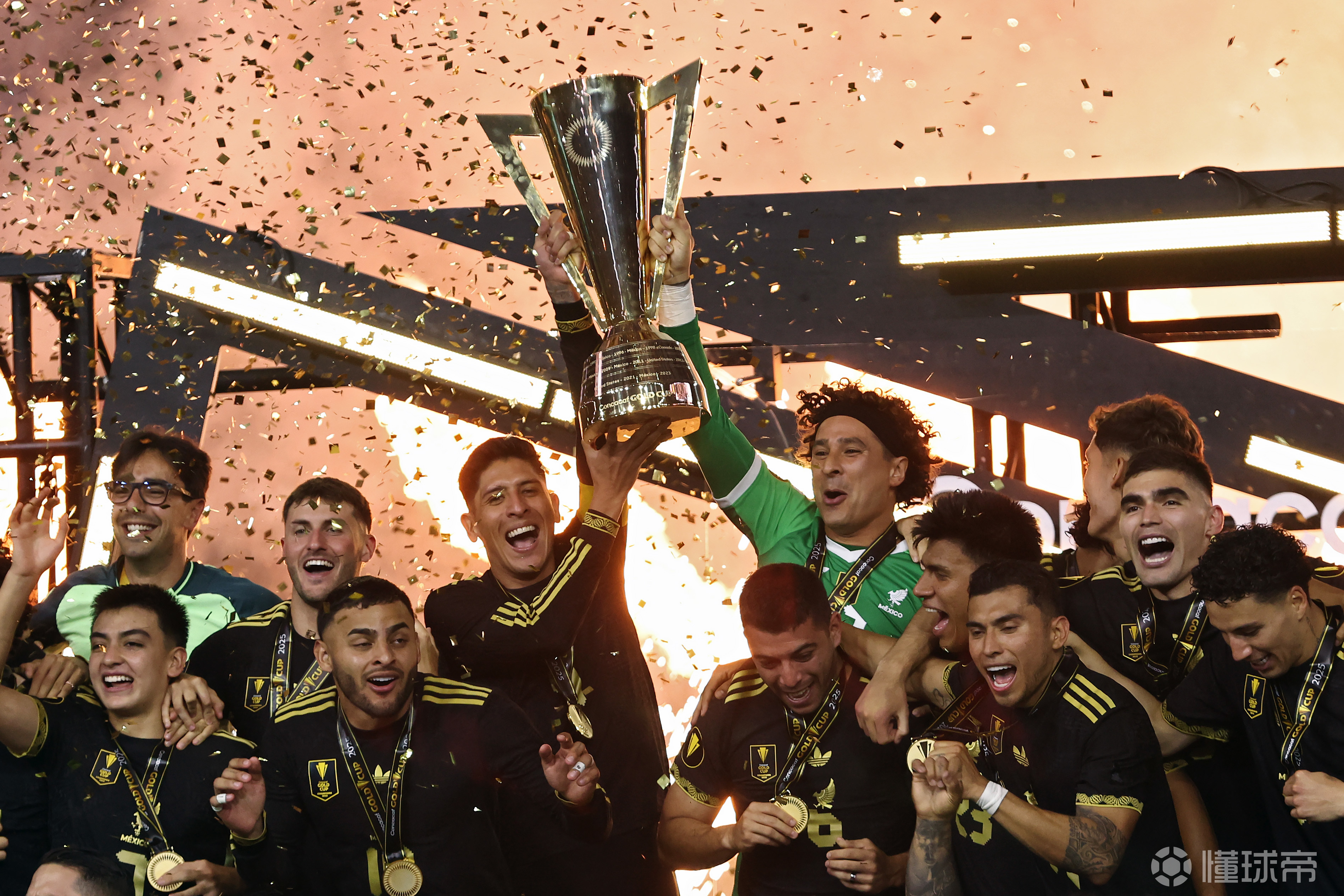 九游体育官网-墨西哥选手喜迎冠军，拳击比赛出色表现