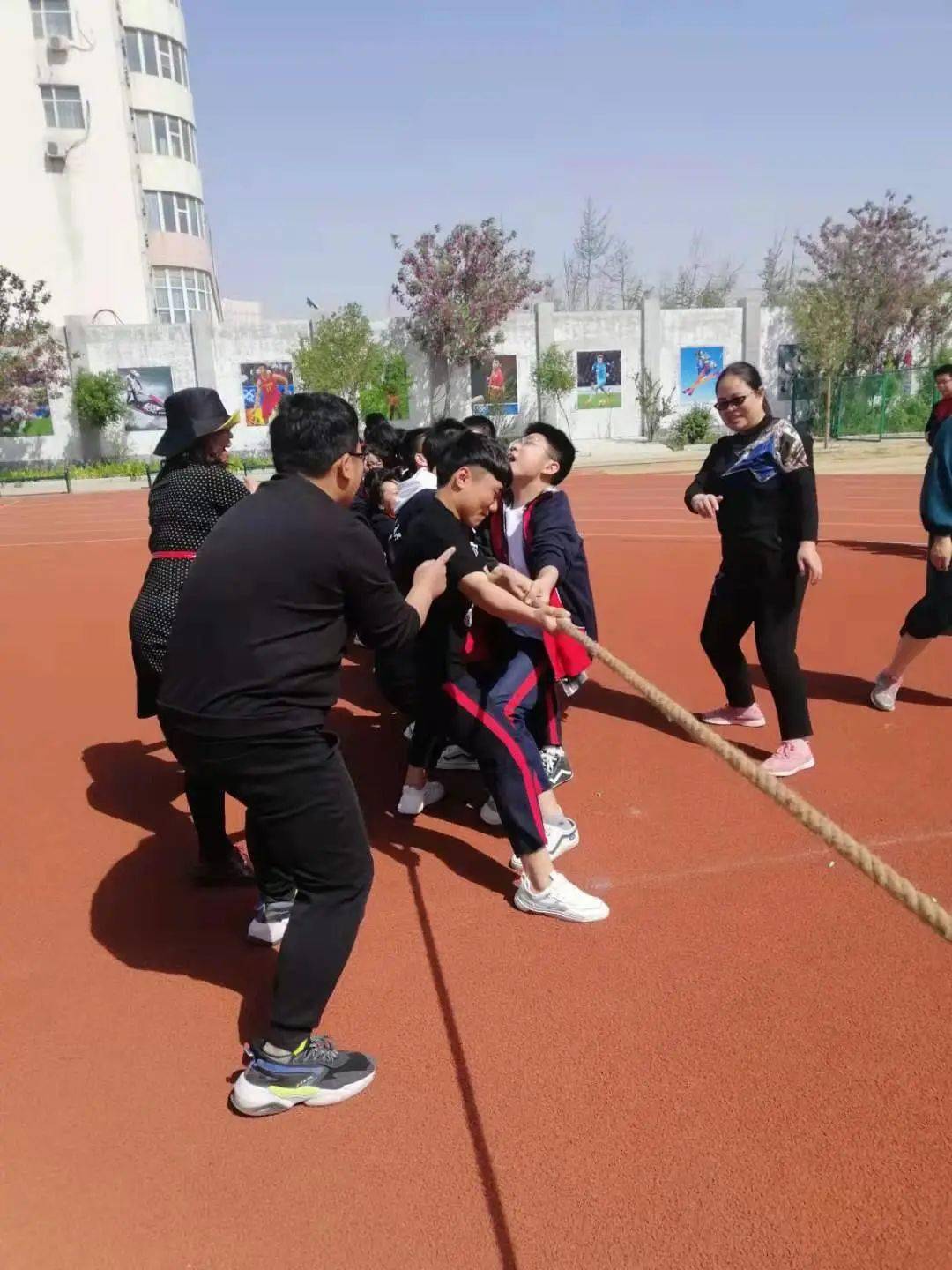 九游体育网页版-墨西哥选手在拔河比赛坚持不懈