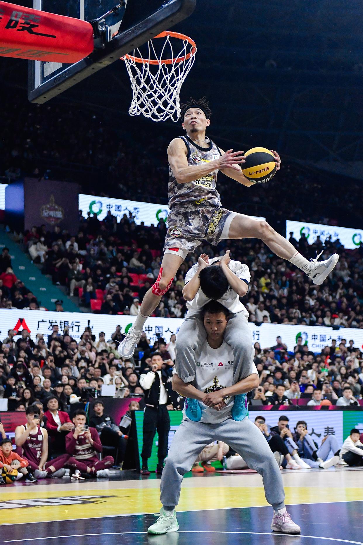 篮球新星:闪耀夏季联赛赛场上演绝杀的简单介绍 篮球新星:闪耀夏季联赛赛场上演绝杀的简单介绍